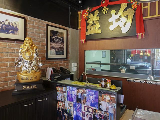 モダンでスッキリとした店内