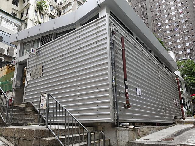 入口がわかりにくく、この臨時公衆トイレの脇に道があります