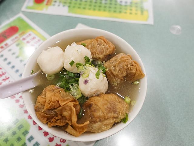 揚ワンタンとイカ団子（２種入）麺 HK$44はかなりのボリュームでした