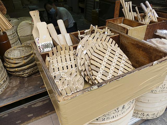 お蕎麦などを洗うのに良さそうなザルや中華鍋を洗うのに使う竹ササラ、おろし器なども揃います！