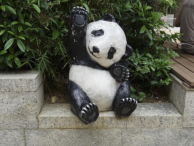 新しいマンションの下にはパンダがニッコリ