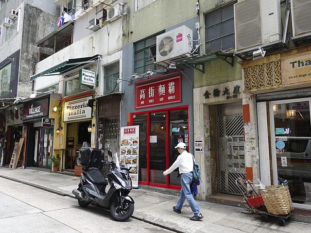 工場が減ってくると、飲食店が並ぶエリアに