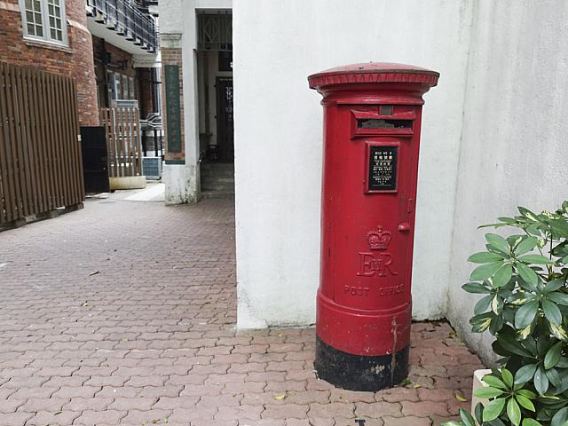 イギリス統治時代のポスト。王冠マークが懐かしい！