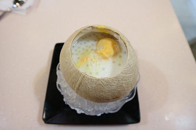 ココナツを丸ごとくり抜いたデザート。南国香港ならでは
