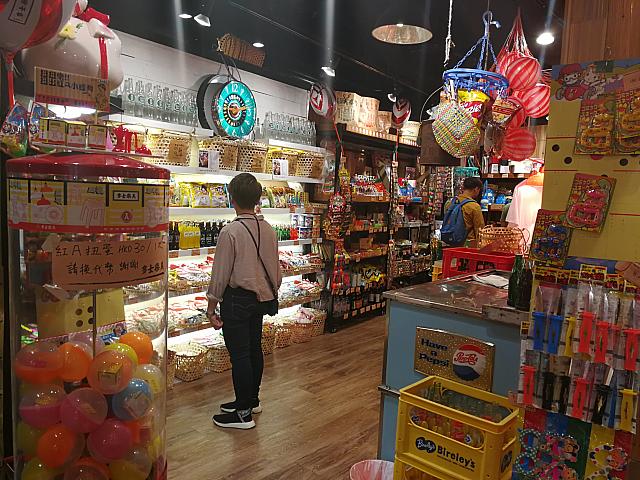 中は昔ながらの駄菓子屋さんそのもの。