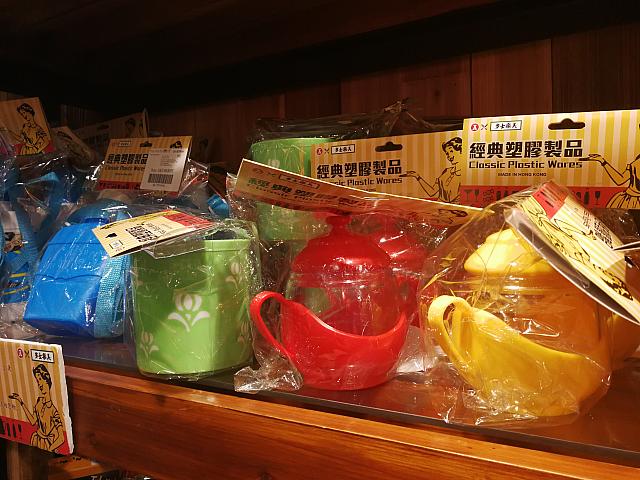 ほかにも、香港の老舗プラスチックメーカーとのコラボ商品や…