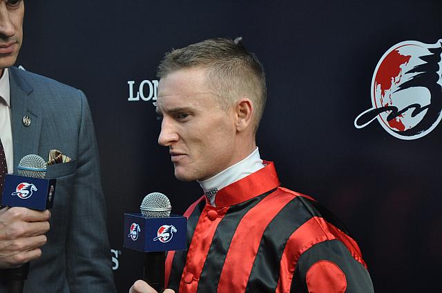 インタビューを受けるパートン・ジョッキー