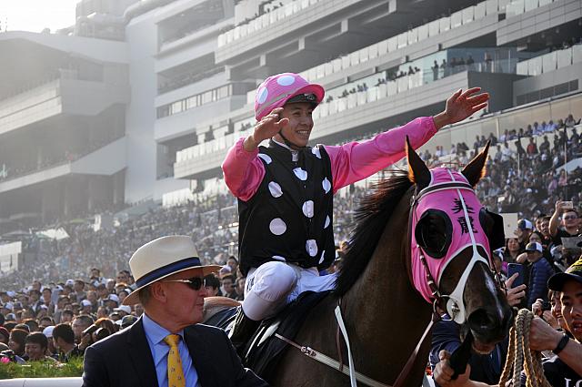 喜びを全身で表すリョン騎手