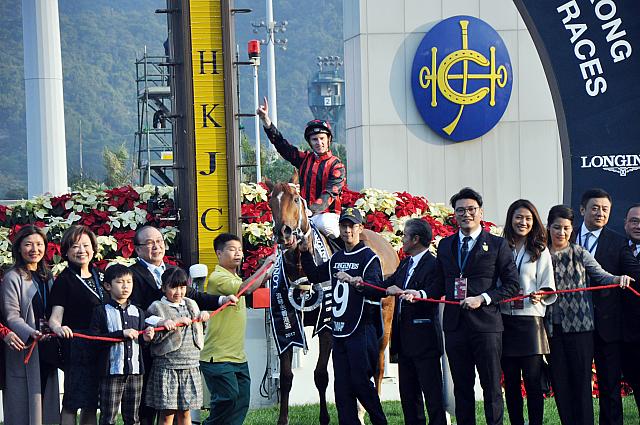 記念撮影するタイムワープの関係者