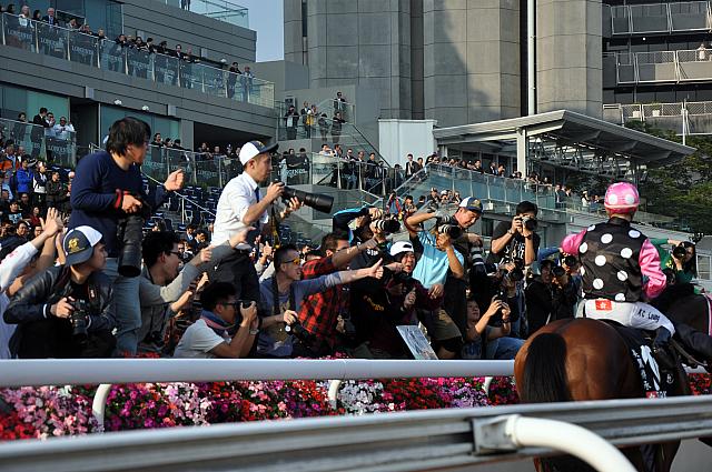 香港の観衆が喜んでいるのがわかります