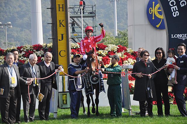 手をあげるローウィラー騎手