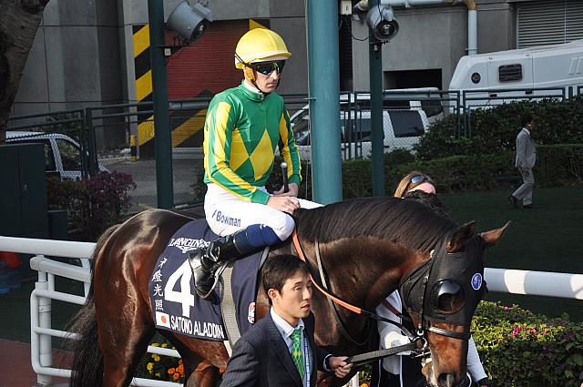 コース入場直前のサトノアラジン