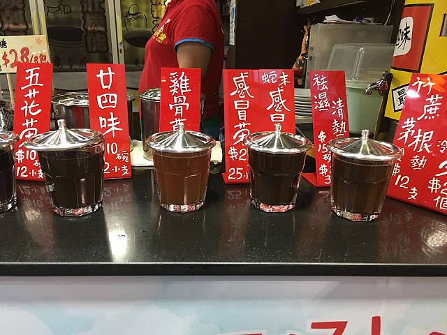 店頭では漢方茶の販売が。