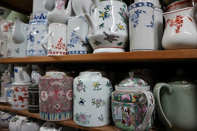 粤東磁廠は床も棚も、陶磁器でいっぱい。