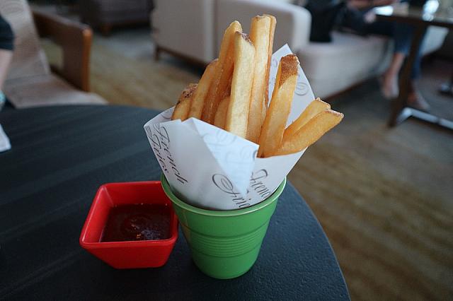 Flavoured French Fries.トリュフオイル、パルメザンチーズ、レッドチリから味を選べるフレンチフライ。ナビはトリュフ味に2回挑戦しました。食欲をそそるトュフの匂いがして、大満足。