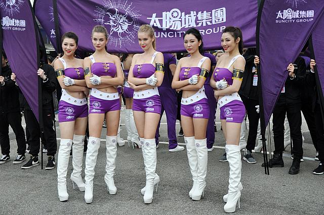 レース会場には欠かせないレースクイーン