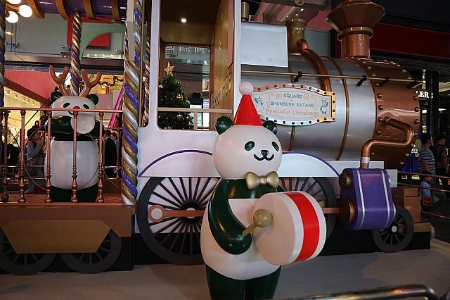尖沙咀iSQUAREのクリスマスはサンタに扮した可愛いパンダたちのデコレーション。