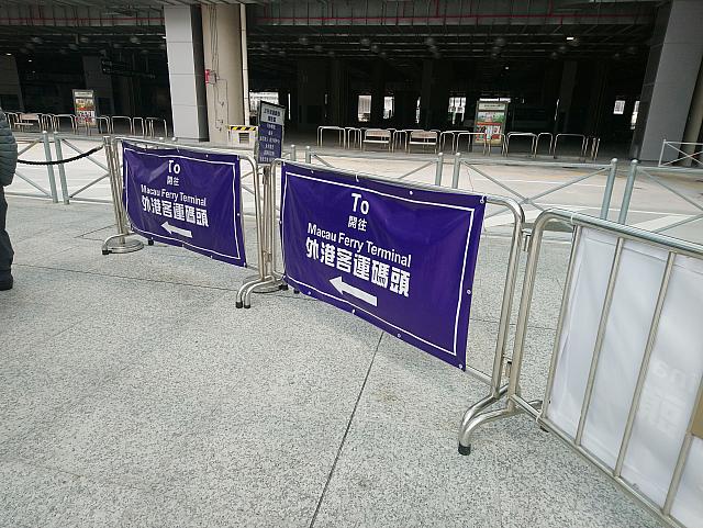この標識に沿って進みます