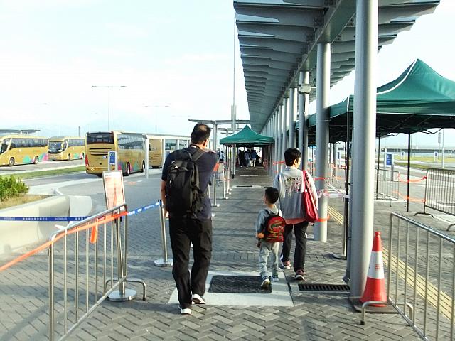 大体、人が歩いているので一緒に歩いていきましょう
