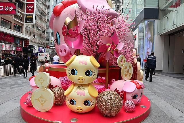 ピンクだけではなく黄色い小さな子豚や春らしい梅の花も飾られています。
