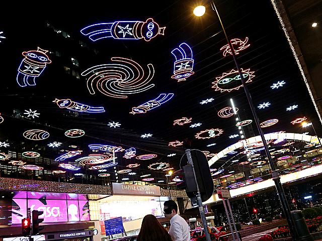 麼地里では空中に浮かぶ可愛らしいデコレーション