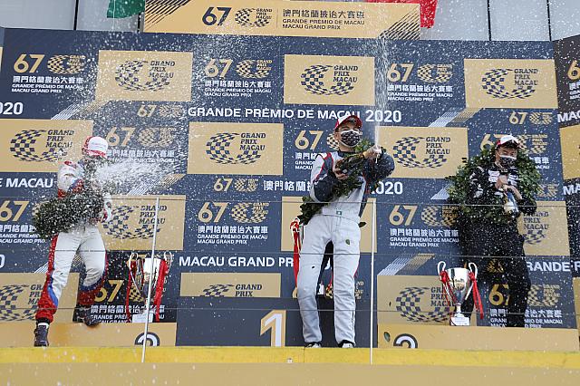 シャンパンファイトをする表彰台の3人
