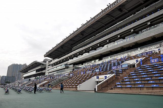 日本の競馬もそうですが、観客がいないレースはさみしいものです