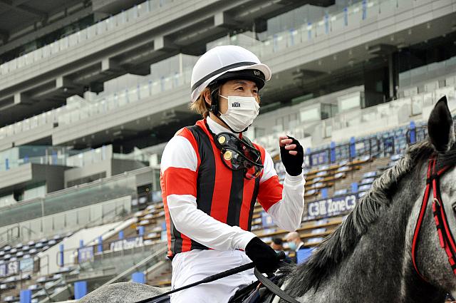 悔しい2着ですが、松岡騎手のマスク越しでは納得の走りができたのいう表情に見えます