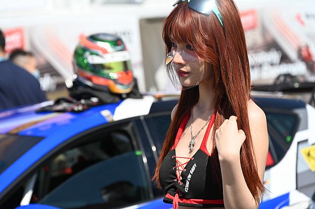 会場を盛り上げるレースクイーン