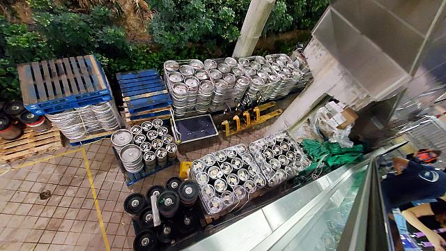 会場裏側にストックされた大量のビール