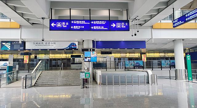 正面は列車、左はタクシー、右はバス