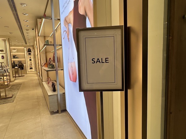 お店によりますがバーゲンは8月末まで続きます、長い値下げ期間を思いっきり楽しみましょう。