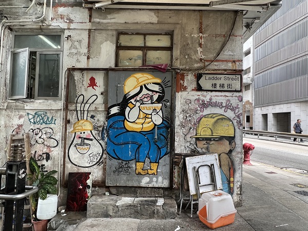 街中にストリートアートがたくさんある香港。これはソーホーで見つけた可愛い女の子の絵。
