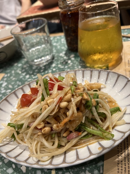 この日もタイ料理ｗｗ　前菜にパパイヤサラダです。