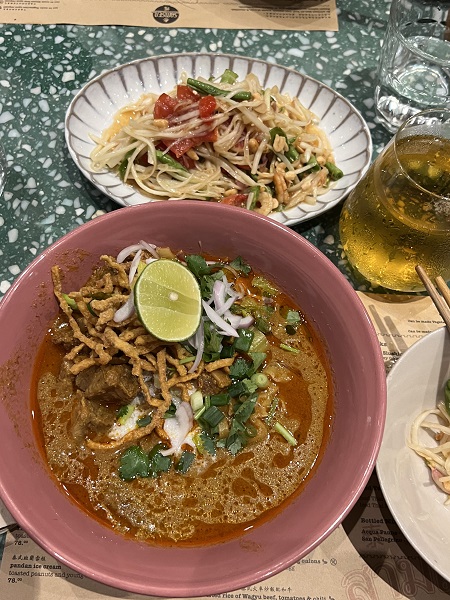 あとはカレー麺。これもこってり濃くて大満足。