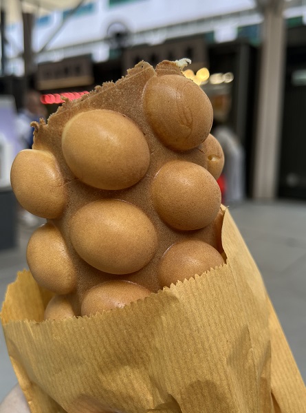 さて、食後にいただいたのはエッグワッフル。外はぱりぱり、中はしっとり、香港では人気のストリートスナックです。