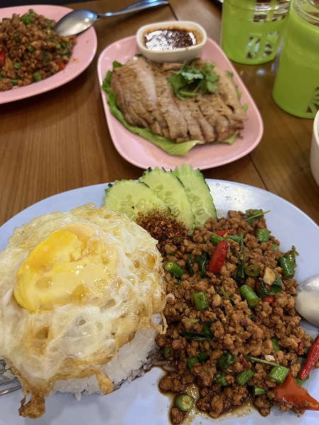 なぜか少し辛いものが食べたくて仕方なかったナビ。この日、湾仔のタイ料理店で食べたのはピリ辛ひき肉と卵焼きを乗せたガパオです。