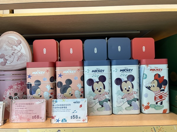 中華風の箱もあれば、こんな可愛いキャラクターの入れ物に入った容器もあるんですよ。