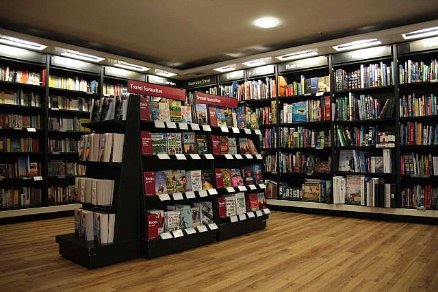 旅行書のコーナーには英国内をはじめ、
世界各地のガイドブックなどが揃っています