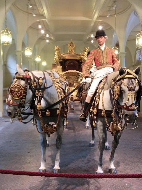 王位継承式の馬車はこのように飾られていて迫力満点