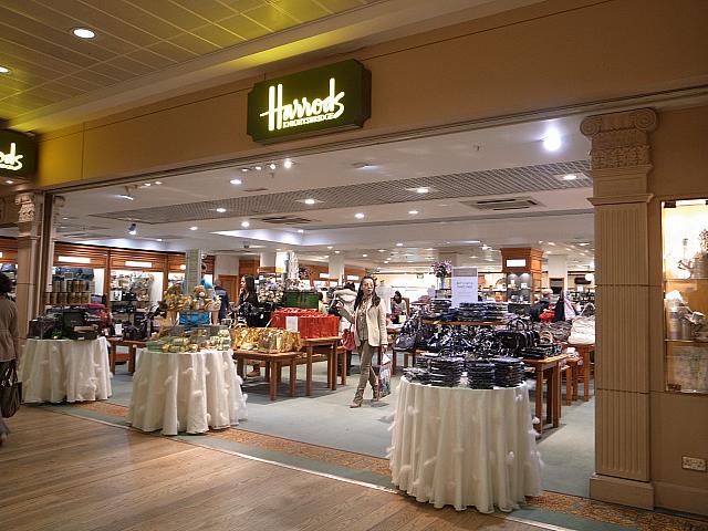 なかなかの品揃えを誇るハロッズの空港内売店