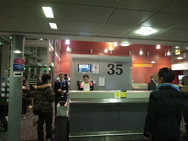 ここを通り抜けた先に飛行機が止まっています
