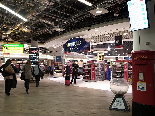 セキュリティチェックを過ぎるとたくさんのお店がありますよ