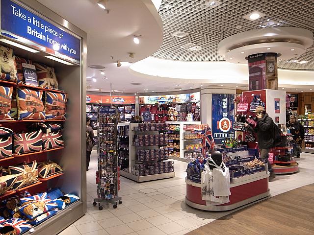 ユニオンジャックなどが描かれた小物やＴシャツなどを売る店