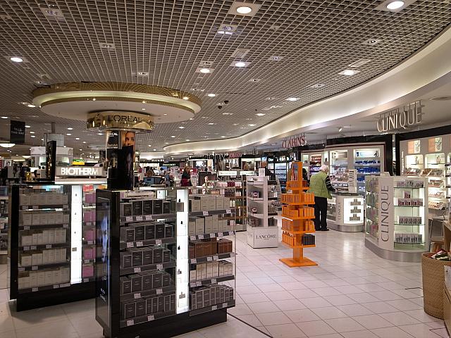 コズメやお酒・タバコは免税店の定番商品です