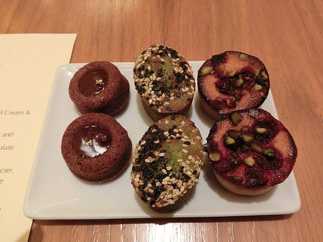 左から、チョコレートと柚のフィナンシェ、抹茶ケーキ、チェリーとピスタチオのフィナンシェ