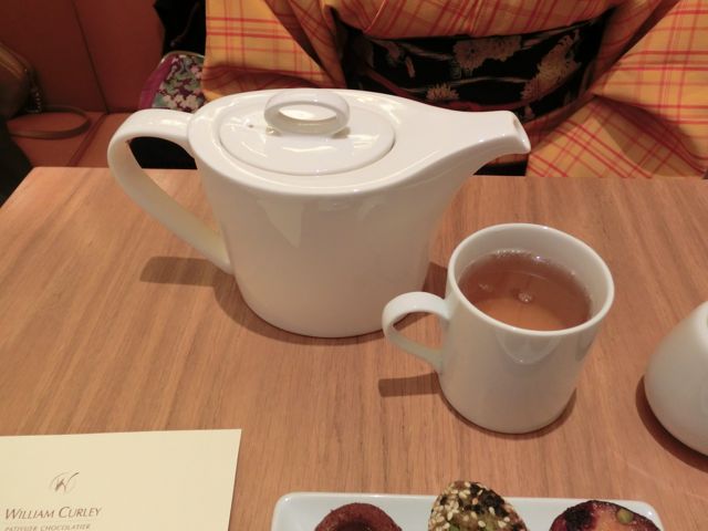 紅茶は形の可愛いポットに☆