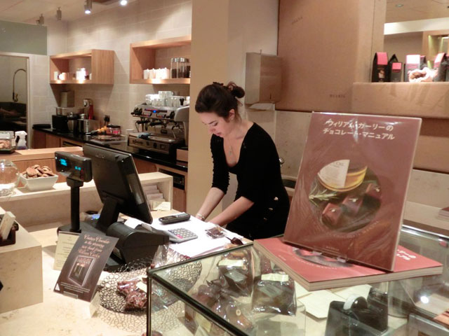 洗練された店内と可愛い店員さん