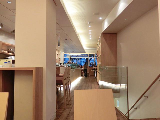 明るい店内