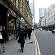 ロンドン・ウォール（通り）には、さまざまなカフェやテイクアウェイショップが並んでいます